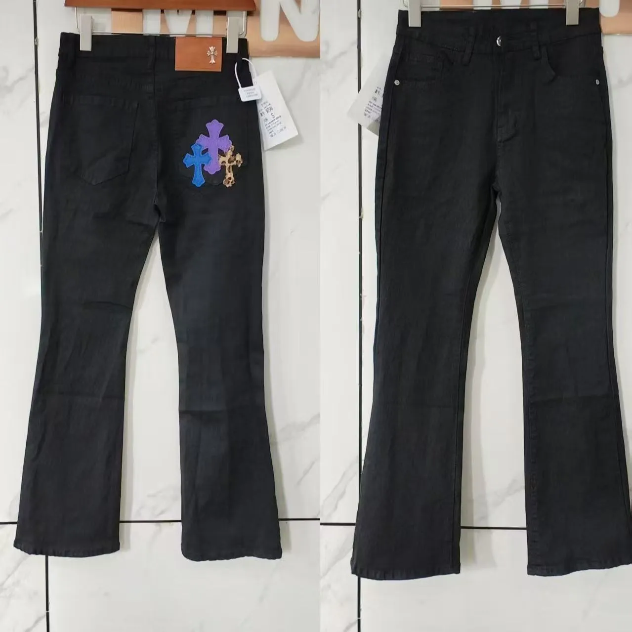 P176 Style No. Cc928 Chrome hearts high street patch jeans Chrome hearts vibe style versatile jeans are the most popular high street style at the moment. Made of beaded canvas fabric, heavy washing makes the upper body of the fabric more textured and the pants are tall and straight! The three-dimensional cutting of the whole trousers is a masterpiece! The beaded canvas fabric is thick and soft after washing. It has good breathability. Customized small leather label. Unique design. The details are in place, simple and elegant, and the workmanship is exquisite. The entire trousers are neatly routed and the details are in place! It’s so cool. It’s a genderless trend that both men and women can easily control. Color: Picture color. Sizes M-XXL